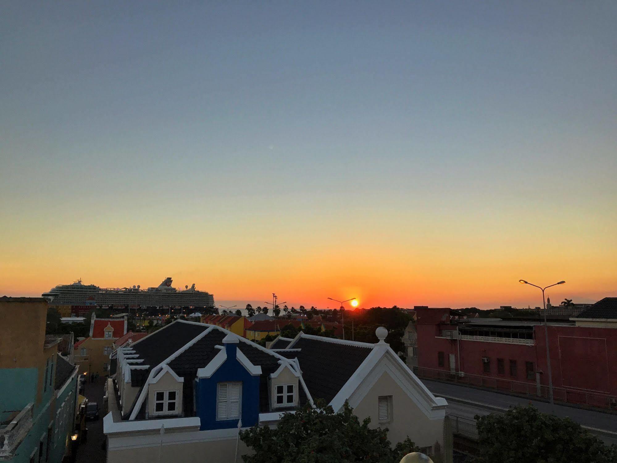 Curacao Suites Hotel Willemstad Bagian luar foto